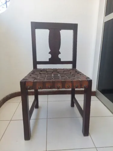 Cadeira de madeira maciça do design Zanini Caldas em tiras de couro.