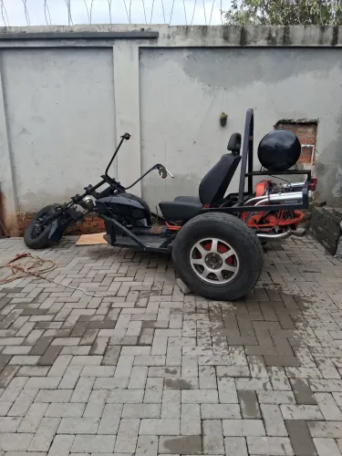 Triciclo em construção/montagem, vendo ou troco com moto ou carro.
