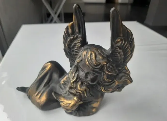 Cerâmica artística Tupy com banho de bronze representando anjinha 17cm x 22cm