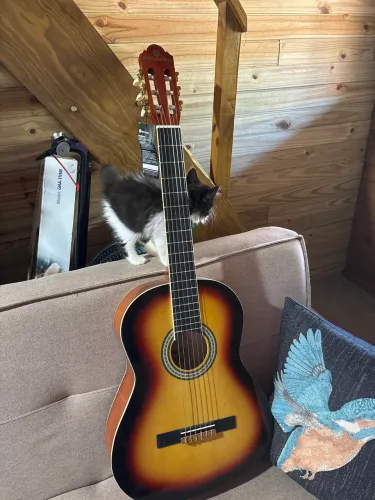 Violão na caixa 