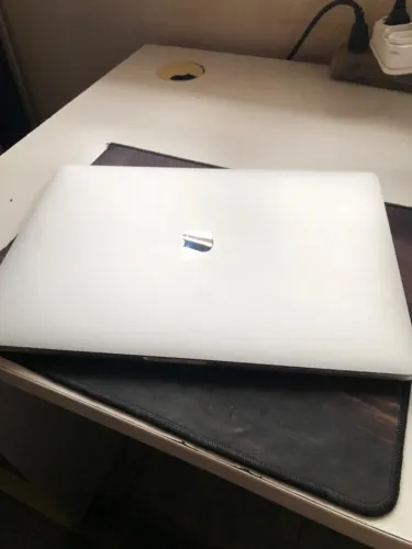 MacBook Pro 15" - 2018; Intel Core i7 6-Core. 2,2 GHz; 16GB de Ram 2400 MHz DDR4; Cinza