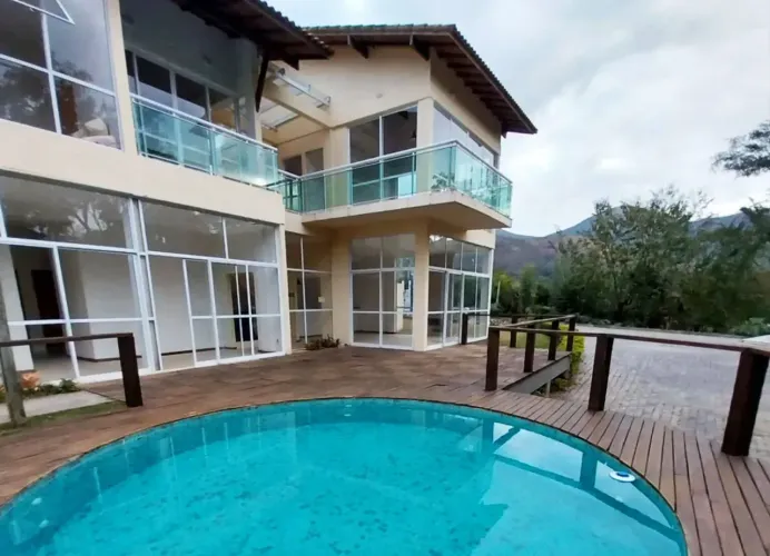 Apartamentos tipo flat à venda com 1 ou 2 quartos, em Itaipava, Petrópolis/RJ