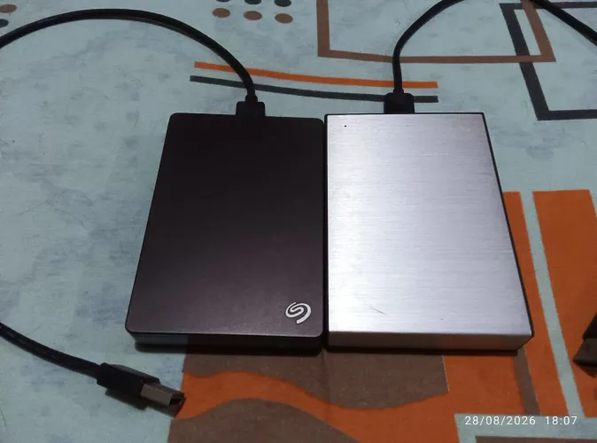 Vendo 2 HDs externo Seagate( 1 de 4tb e 1 de 5tb) ambos por 600 reais