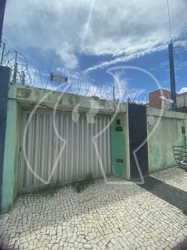 Casa plana para aluguel, ideal para quem busca conforto e praticidade! Possui 3 quartos, s