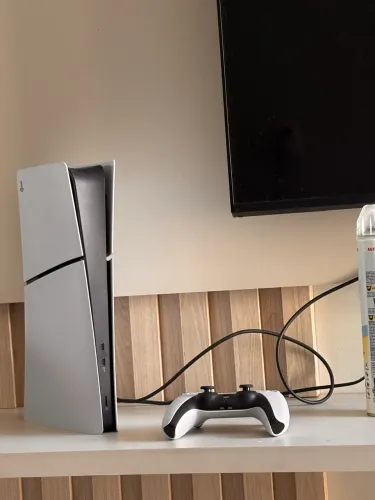 PS5 Slim Digital + 01 Controle (1 mês de uso)