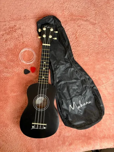UKULELE MAKANU - Com bolsa, palhetas e corda extra