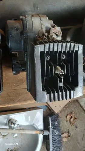 Motor da rd 135 e escapamento.