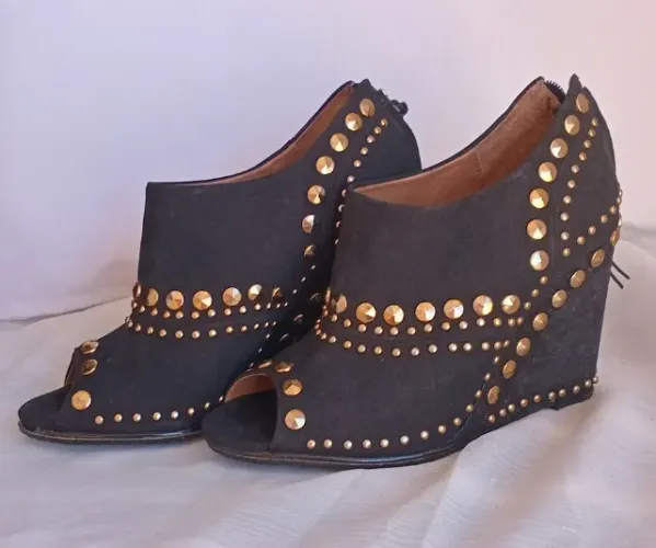 Ankleboot VICENZA Anabela rock n roll com tachinhas