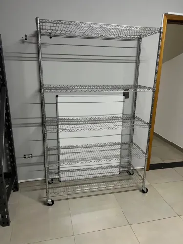 Prateleira de ferro com rodinhas