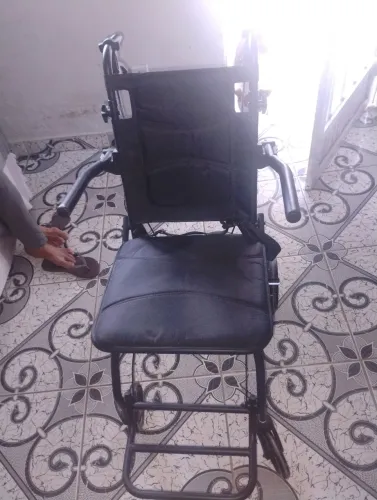 Vendo cadeira de roda semi nova 
