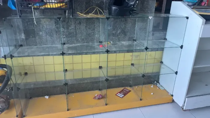 Vendo balcão de vidro semi novo