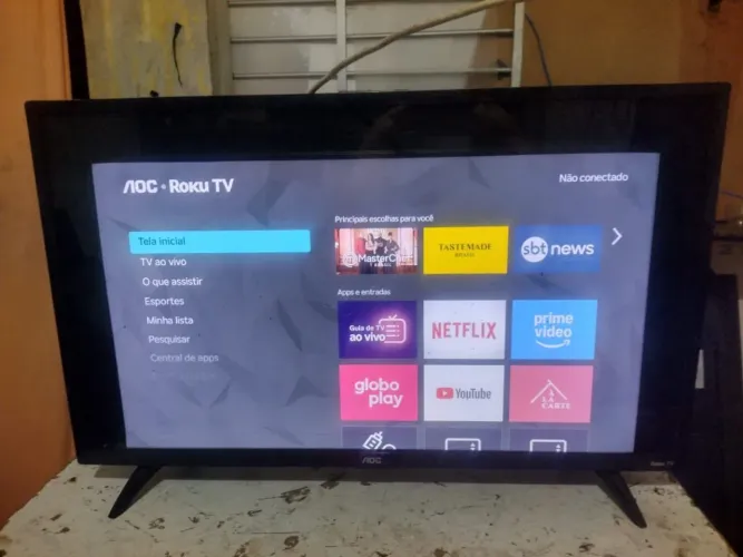 Tv 28 polegadas com uma linha smart adaptada na moldura de 32