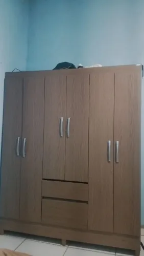 Estou vendendo um guarda roupa de solteiro 