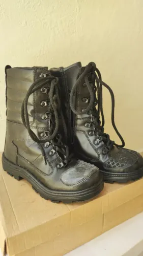 Bota coturno preta cano acolchoado tamanho 35 usada