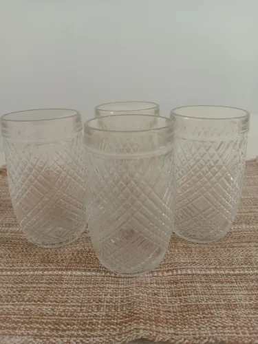 Conjunto com 4 Copos de Vidro Transparentes - Lindos e em Ótimo Estado