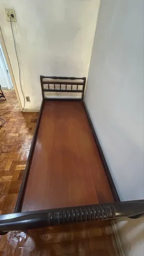 Cama de solteiro em jacarandá