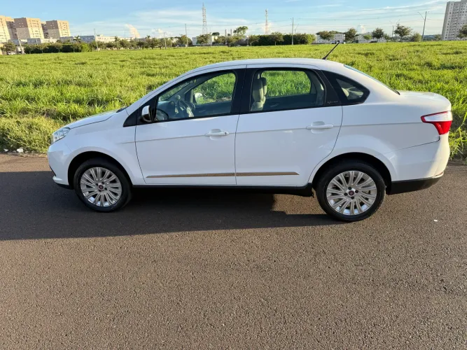 Fiat Grand Siena Essence 1.6 Flex 16V 2015