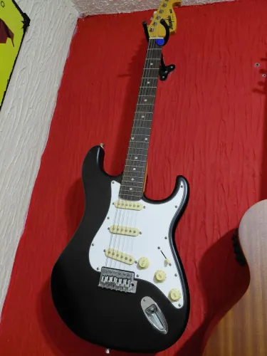 Guitarra Stratocaster + Amplificador Tagima