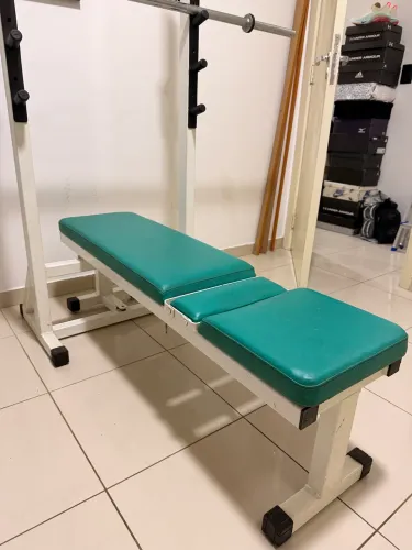 Banco de supino inclinável + suporte para barra + 2 barras cromadas