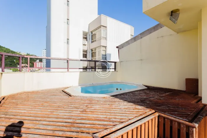 Cobertura de 4 dorms no bairro Centro