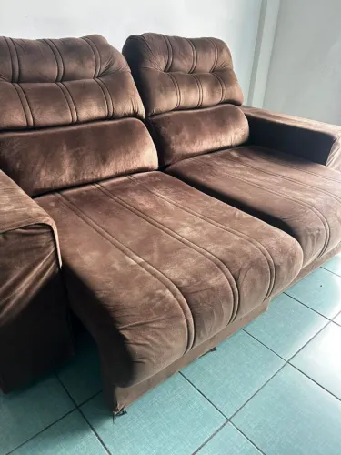 Sofá em Suede de luxo caramelo retratil e reclinável entrego 