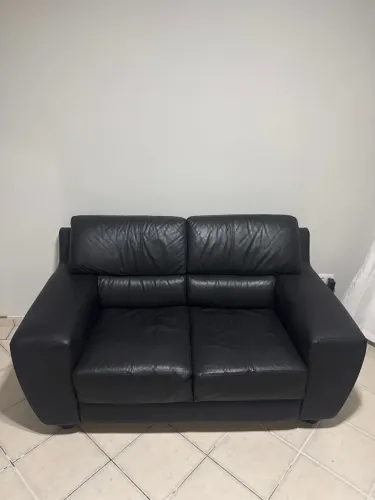 Sofá de couro preto