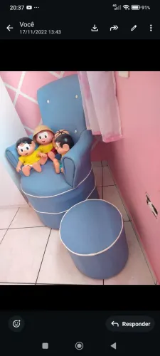 Poltrona de amamentação com puff