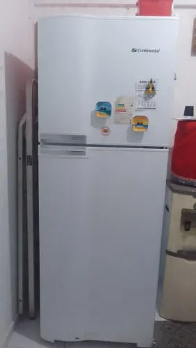 Vendo geladeira semi-nova,da marca Continental,capacidade para 450 litros ,na cor branca