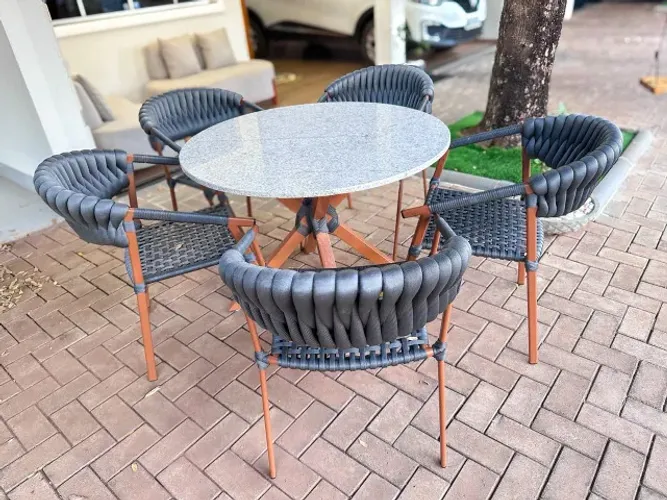 Mesa e Cadeiras em Corda Náutica para Área Externa / Estrutura em Granito e Metal.