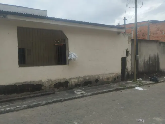 Vende-se casa *