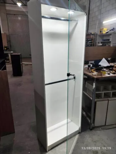 Cabideiro MDF Com porta de vidro 
