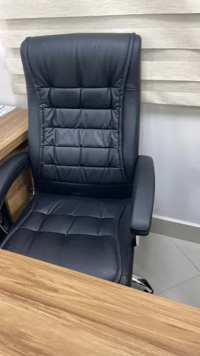 cadeira presidente e cadeira de sala de negociação