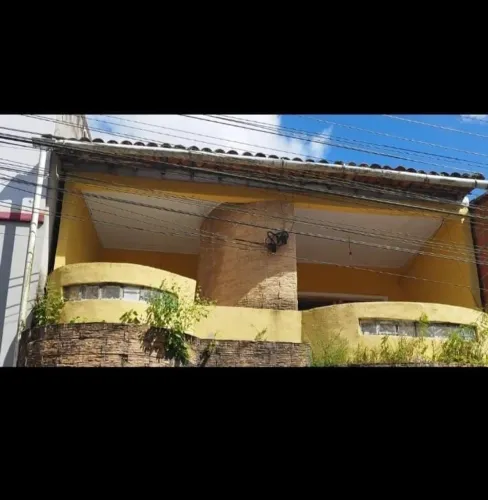 Casa em frente à praça da Aruanha com ponto comercial