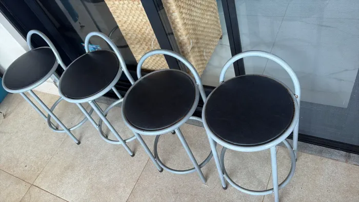4 banquetas 
