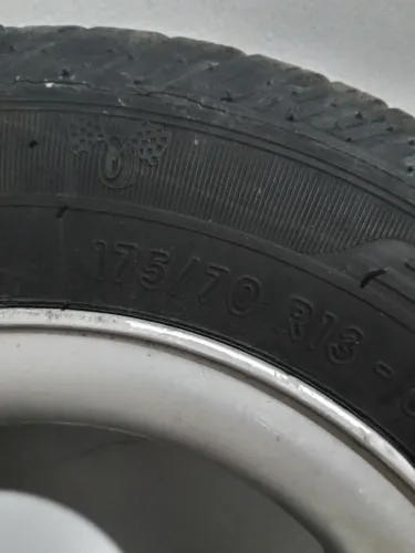 Vendo 4 Rodas e 4 pneus ar 13