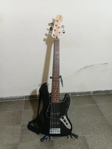 Jazz Bass Fender Squier 6 cordas preto perolado