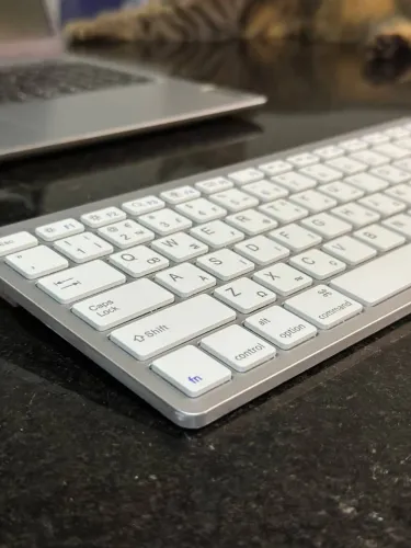 Teclado Bluetooth Slim Prata/Branco | Pilha | Com Caixa | Impecável