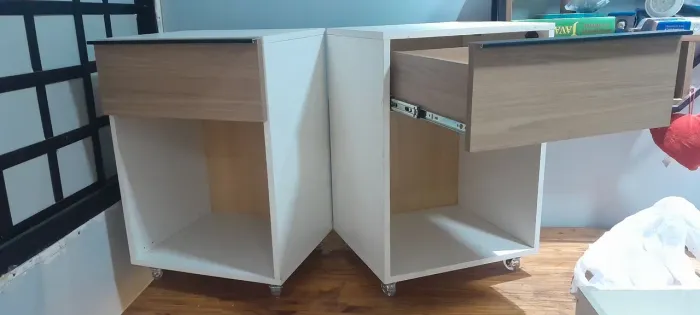 Criado-mudo,  Mesa de Cabeceira com rodízios e gaveta. O PAR.