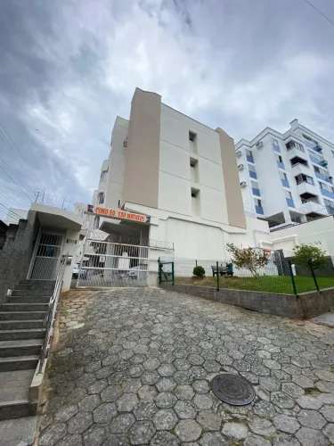 Ótimo apartamento de 2 dormitórios para locação no bairro Carvoeira, perto da UFSC!