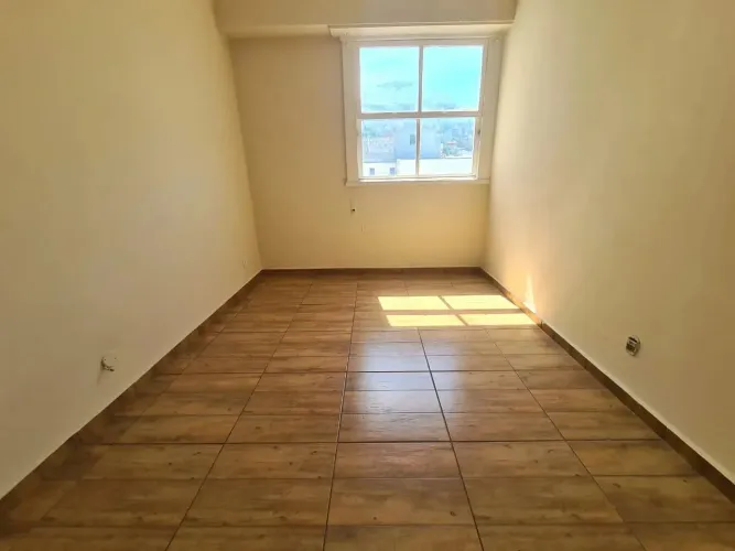 QUARTO E SALA NO CATETE FUNDOS E SILENCIOSO.