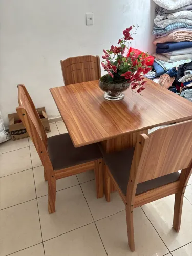 Mesa de jantar tres cadeira