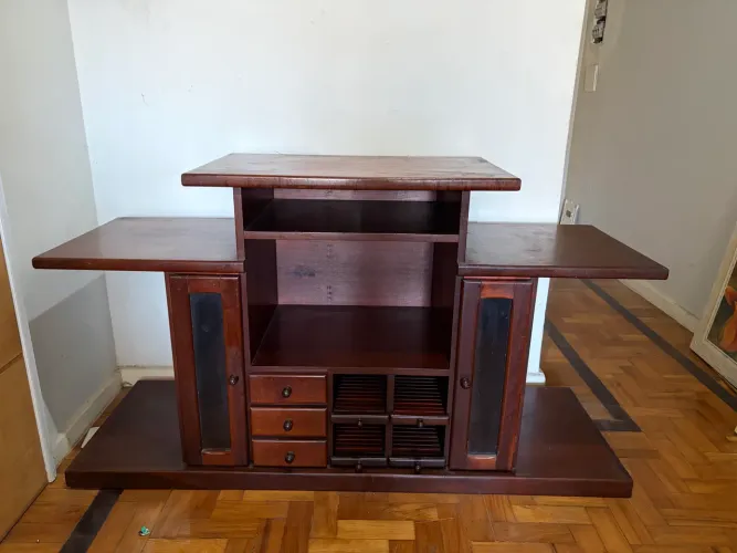 Rack / Aparador em Madeira - Excelente Estrutura