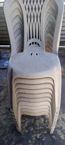 Cadeiras de plástico