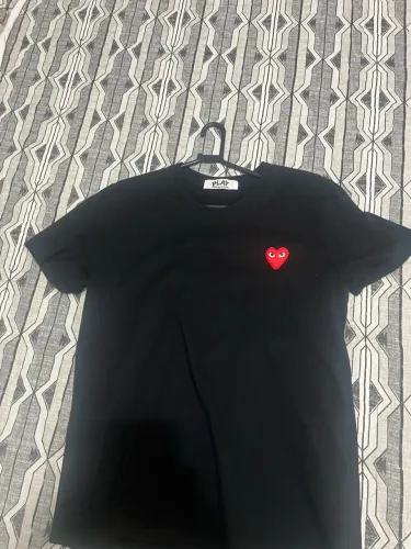 CDG, COMME DES GARCONS , CORAÇÃO VERMELHO BORDADO SEMINOVO, 1 mês comprado 
