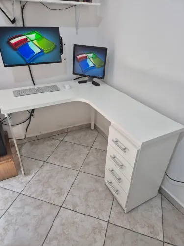 Mesa de escritório em L com gaveteiro - branca