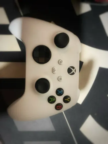 Xbox one s - 365Gb com 2 controles