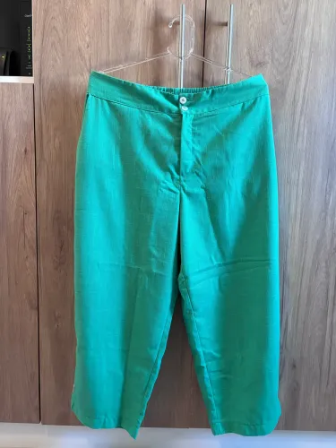 Calça pantacourt de linho verde