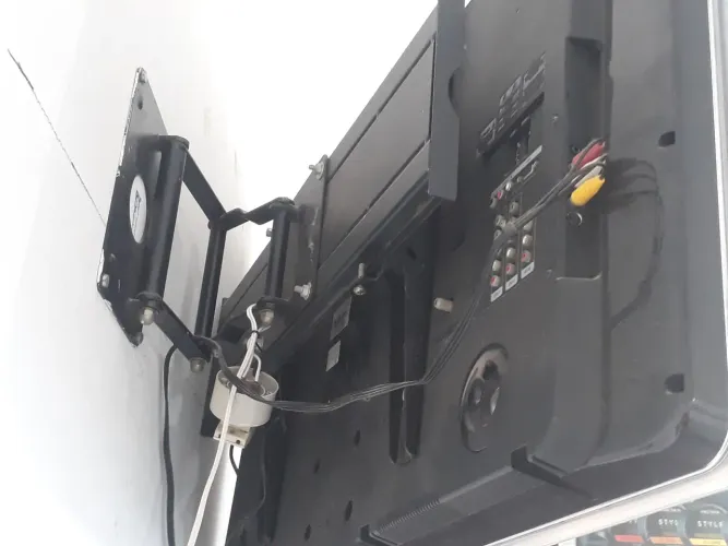 TV Philips 42 polegadas com suporte de parede