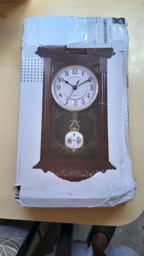 Relógio de parede com pendulo