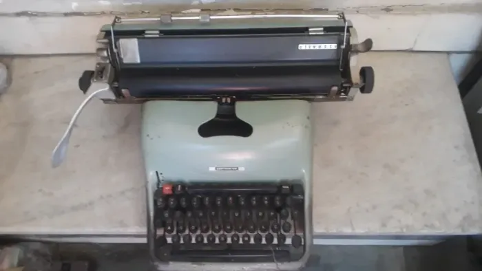 Máquina de escrever Olivetti Lexikon 80 carro 36